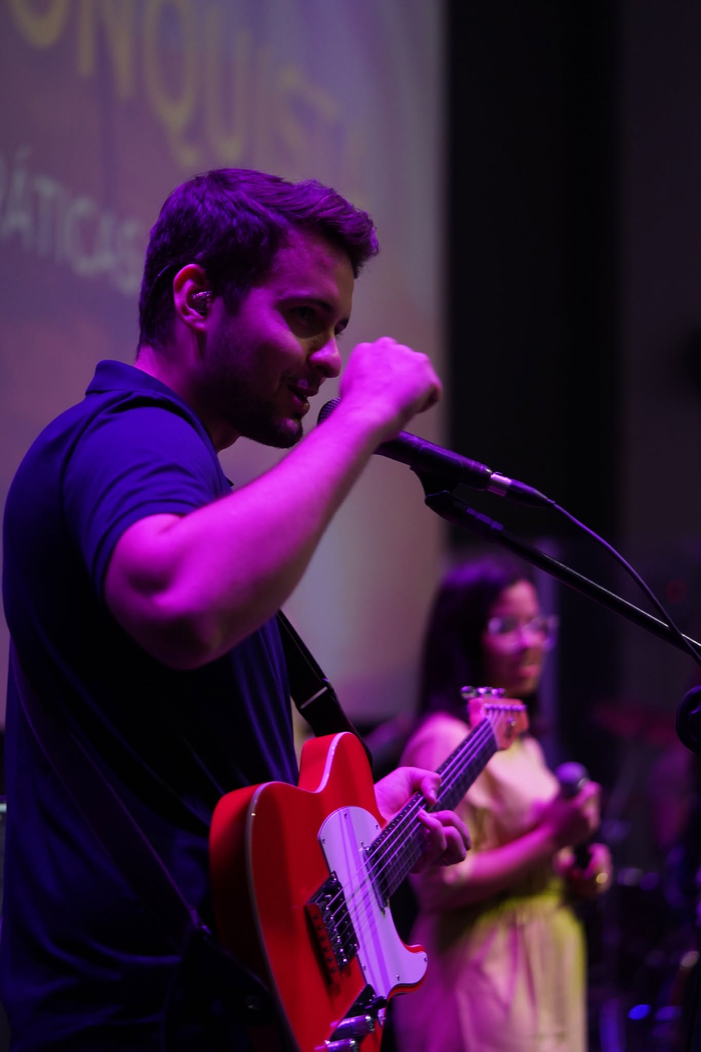 Lucas servindo ao microfone, num culto
