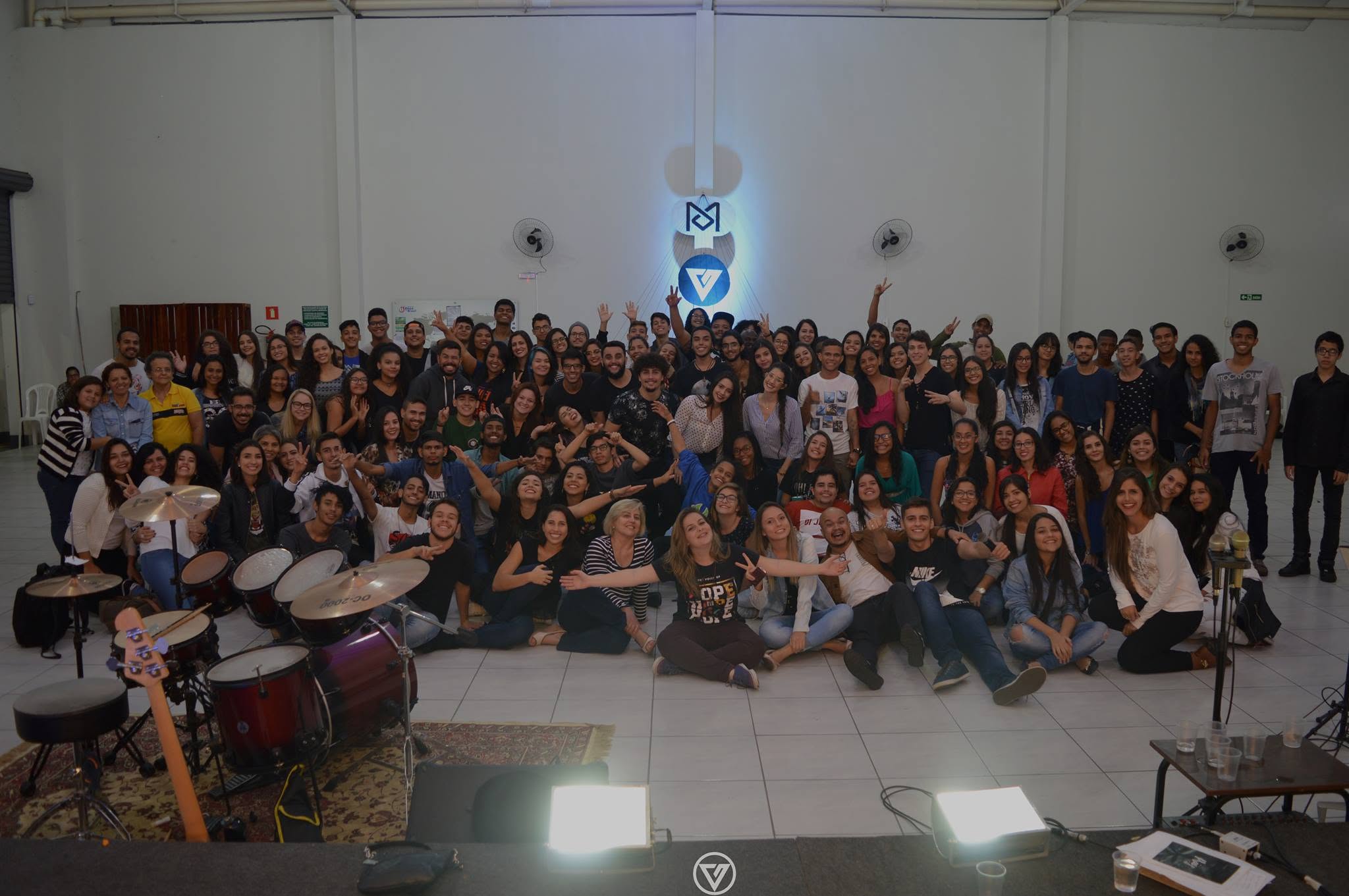 Grupo de mais de cem jovens reunido depois de um culto